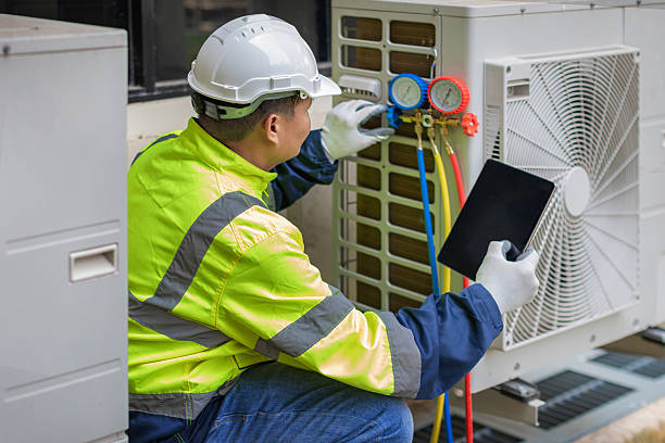 Professional Hvac technician working in Mapleton, IL